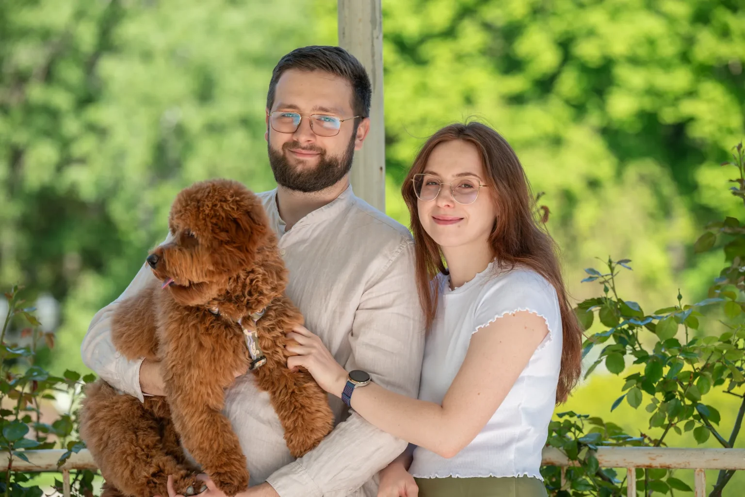 Wiktoria, Jakub i Rhea na rękach